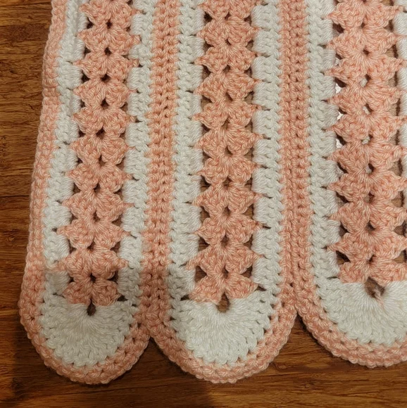Hand Crochet Vintage Baby Blanket Throw,Salmon & White Color Scalloped Edge - Picture 6 of 13